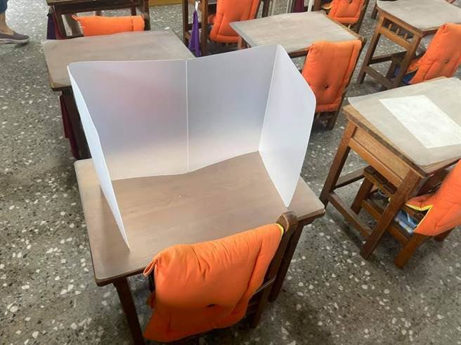 9月開學在即，但因隔板大缺貨，導致部分學校面臨買不到隔板，民眾黨立委賴香伶呼籲教育部全面盤點，並盡速協助學校準備充足的隔板供學生使用。（賴香伶辦公室提供）