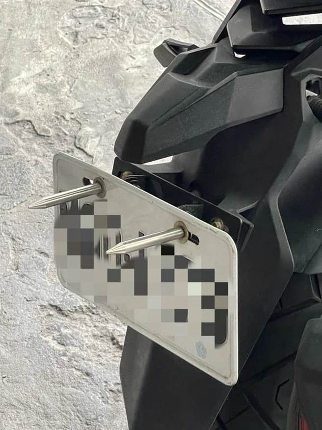 网友目击有骑士在车牌加装两根尖尖东西，相当危险。（图／翻摄爆废公社公开版）