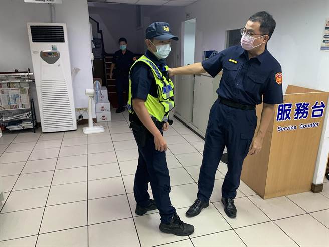 海山分局副分局長高繼鴻關心負傷的文聖派出所副所長汪佐凌。（王揚傑翻攝）