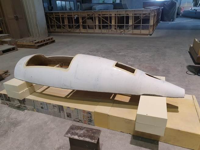 成大系统及船舶机电工程学系大学部学生，打造我国首艘自制人力潜艇计画。(成大提供／李侑珊台北传真)