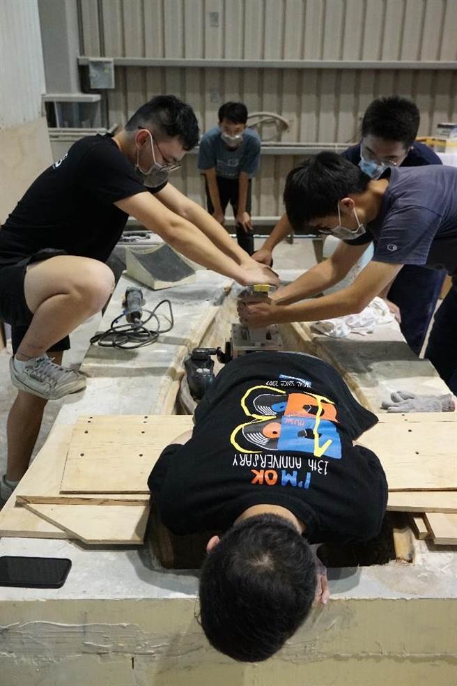 成大系统及船舶机电工程学系大学部学生，明年将首度赴英国参加欧洲国际人力潜艇赛，可望成为第一支参赛欧洲国际人力潜艇赛的亚洲队伍。(成大提供／李侑珊台北传真)