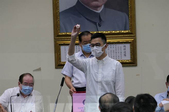 江启臣团队发言人詹为元抽到1号。（赵婉淳摄）