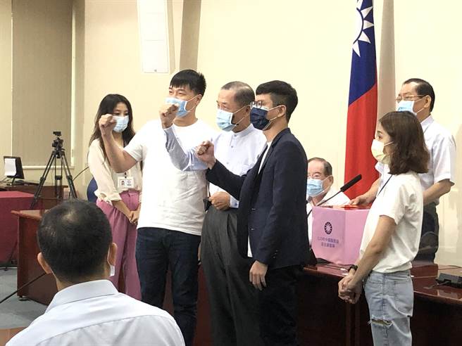 朱立伦则指派前国民党副秘书长江政彦抽到4号，并和发言人凌涛一同喊出「1234，团结一致」口号。（赵婉淳摄）