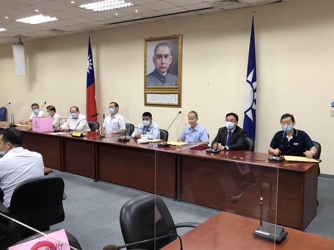 国民党选监委员会今天首次开会，确认4位候选人资格后，进行号次抽籤。（赵婉淳摄）