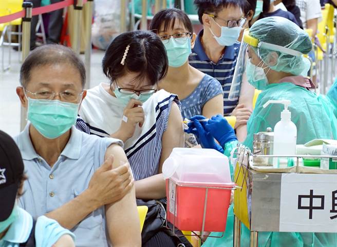 许多民眾表示，打完疫苗后食欲大增，感觉像是大食怪，重症医则示警，若症状没有在48小时内缓解或消失，还是尽快就医，因为有可能是不知道的慢性病发作了。图为民眾接种疫苗的画面。（姚志平摄）