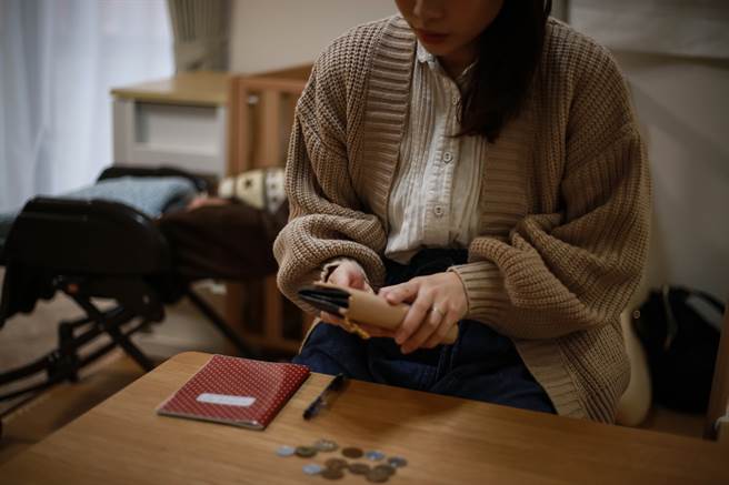 一名女网友透露，16岁的堂妹打工收入仅8000元，却要负担所有生活开销，令她十分心疼「没钱不要生小孩」。（图／示意图，达志影像）