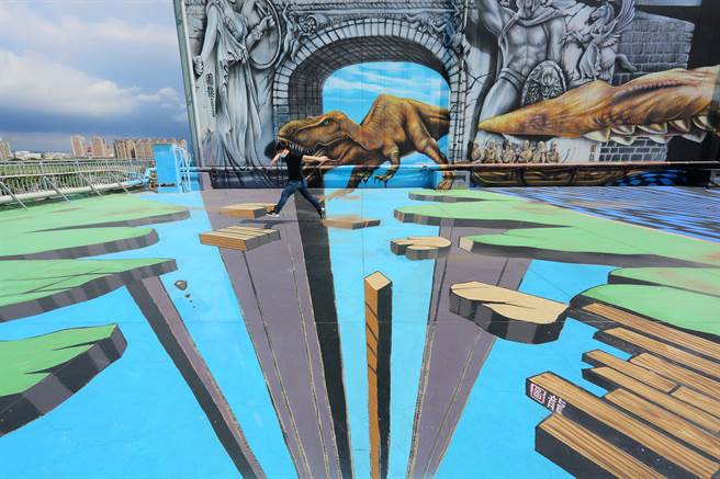大型3D立体彩绘张力十足，巨大恐龙、飞船栩栩如生。（摄影/Carter）