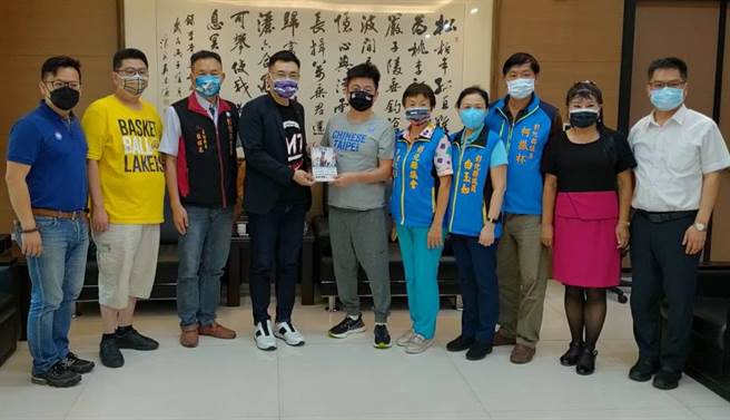 江启臣拜会彰化县议会。（吴敏菁摄）