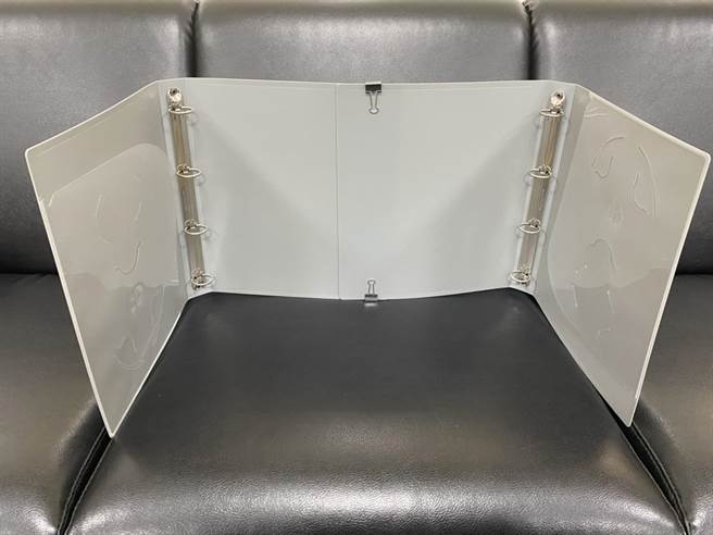 网友分享类似塑胶制的资料夹，即将作为国中小学生使用的隔板，老师大大质疑其防疫效果。(许丽吉提供／李侑珊台北传真)