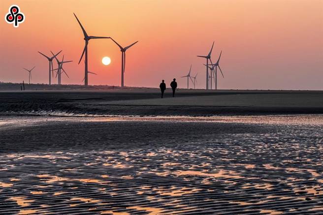 经济部能源局今年7月23日公布「离岸风力发电区块开发场址规划申请作业要点」以及提出「离岸风电选商机制规划草案」，环境公民团体表示，离岸风电场址规划的敏感区域应依《海岸管理法》将近岸海域至距岸8浬划为高敏感核心区，否则将压缩未来推动海洋保育永续的空间。（本报系资料照）