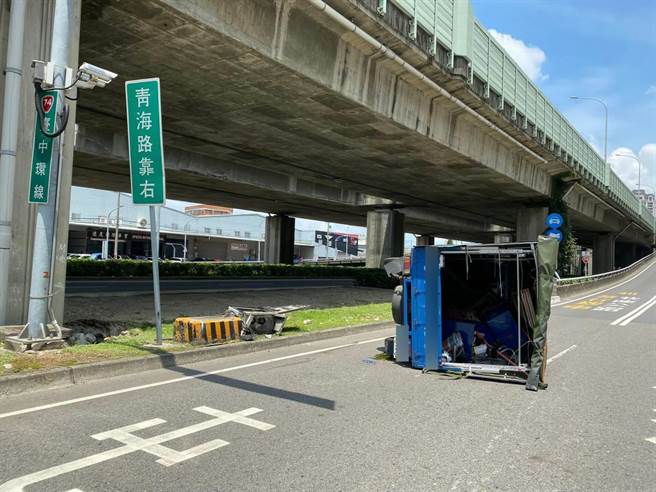 張姓男子駕駛自小貨車，沿環中路內側慢車道往青海路方向行駛，碰撞到警察局路口監視器機台，造成小貨車翻覆及監視器機台毀損。（民眾提供）