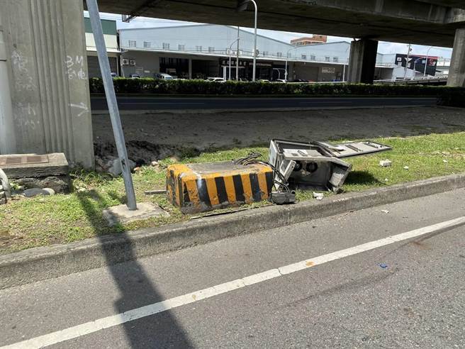 張姓男子駕駛自小貨車，沿環中路內側慢車道往青海路方向行駛，碰撞到警察局路口監視器機台，造成小貨車翻覆及監視器機台毀損。（民眾提供）