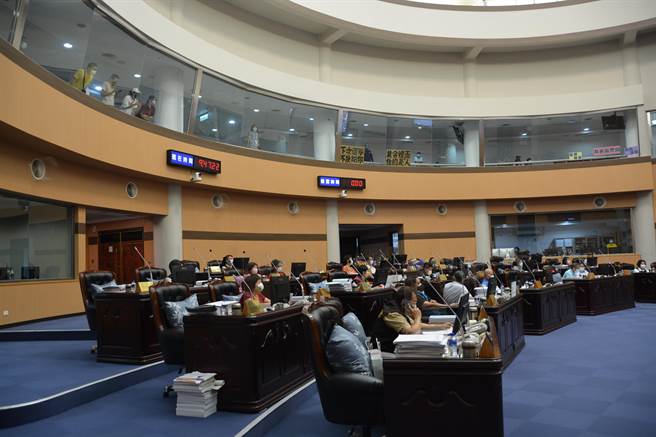 花莲畜牧自治条例因争议多，县议会连续两天审议后，决定留待下一次会期再审。上午环团持续到议场关切。（王志伟摄）