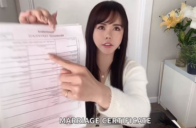 袁曼轩拍片辟谣，拿出澳洲、台湾两地的结婚证书，证明她与P男真的有结婚。(翻摄自Sherry袁曼轩YouTube频道)