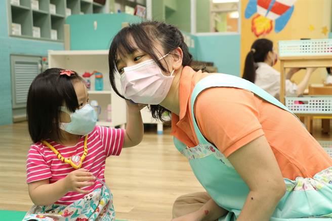 8月中央补助育儿新制上路，新北市托育补助也延续既有的增额补助3000元，家长最高可领1万元。（新北市社会局提供）。