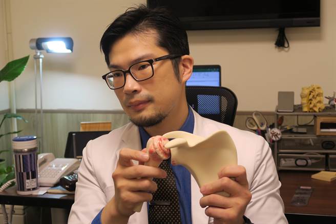 陈柏辰说，两者的症状确实很像，但五十肩是关节沾黏，与旋转肌破裂不同，许先生经过反制是肩关节置换后，４天就出院，现在已经可以拿东西，自行穿脱衣服。（彰化医院提供／吴建辉彰化传真）