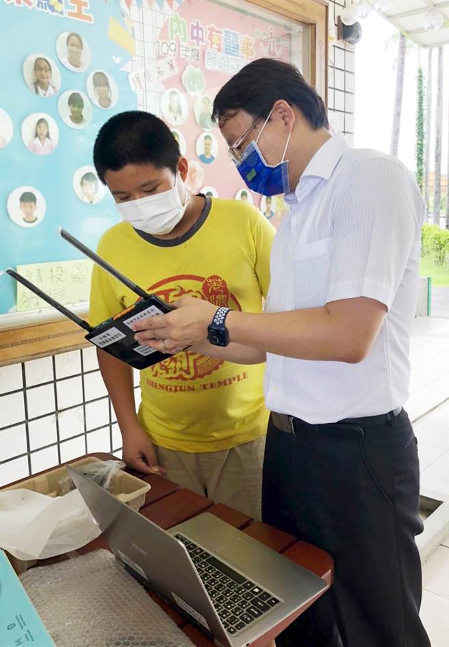 台积电基金会捐赠200台再生笔电，支援偏乡学子的远距教学。（图片提供/高雄市政府教育局）