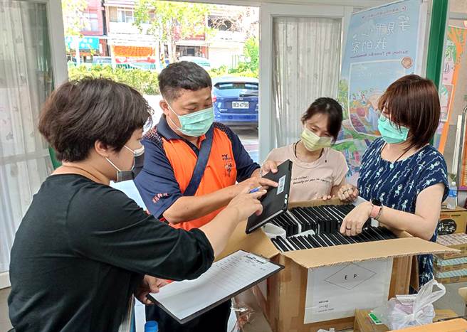 从器材配送、设备安装到系统维修的一条龙服务，让师生线上授课不再伤脑筋。 （图片提供/高雄市政府教育局）