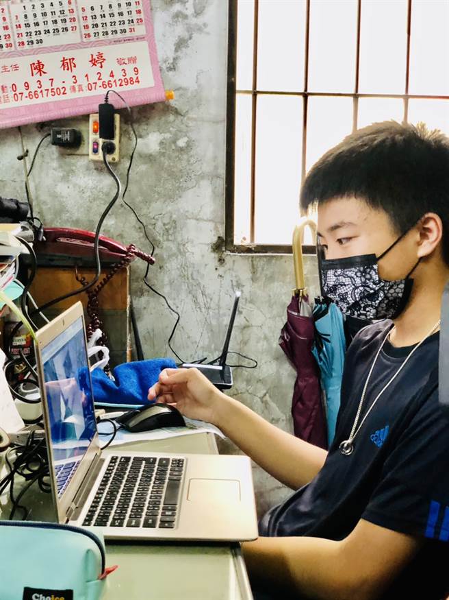维运中心专人来到偏乡学童家中，安装并设定软硬体远距教学装置。（图片提供/高雄市政府教育局）