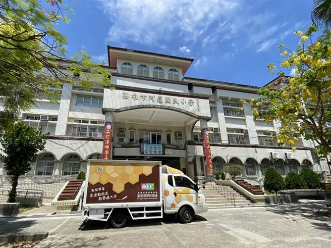 创新教学快易通专车把再生笔电与上网设备运送到各学校。（图片提供/高雄市政府教育局）