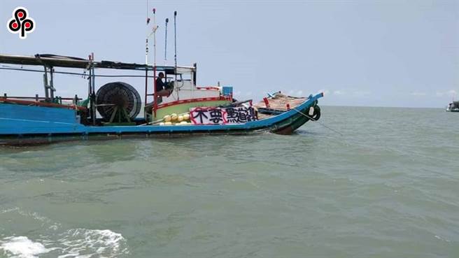 去年7月风电公司作业平台拖船在9艘台中籍渔船护航下，欲强行进入云林四湖外海浅滩进行海底电缆铺设作业，渔民李平顺、李凯文父子发现后驾船阻挡。（本报系资料照）