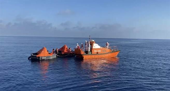 「福临88号」货轮今19日清晨行经云林县箔子寮外海约13浬处发生船难，率先抵达的金门舰先将10名印尼籍船员救至救生艇。（布袋海巡队提供∕吕妍庭嘉义传真）