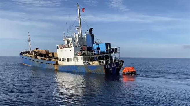 「福临88号」货轮今19日清晨行经云林县箔子寮外海约13浬处发生船难，率先抵达的金门舰先将10名印尼籍船员救至救生艇。（布袋海巡队提供∕吕妍庭嘉义传真）