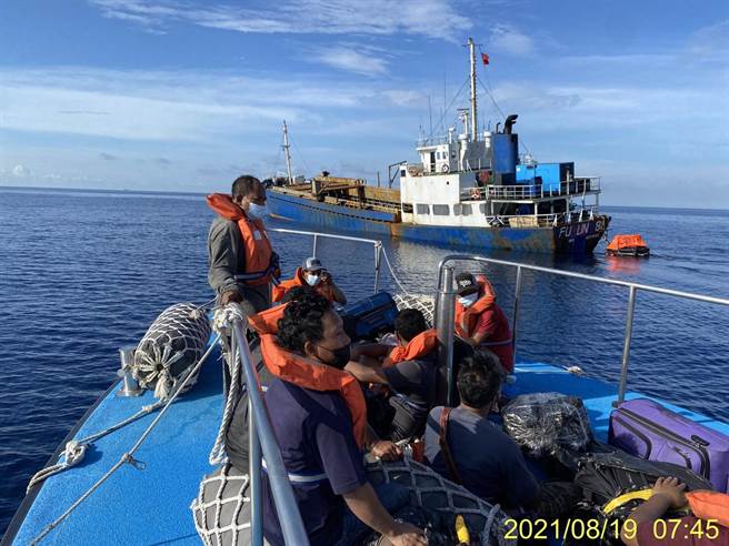 再由布袋海巡队巡防艇PP-3559将船员接驳至甲板上，于9点42分返回布袋海巡队。（布袋海巡队提供∕吕妍庭嘉义传真）