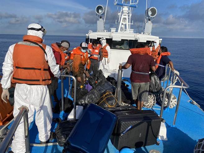 再由布袋海巡队巡防艇PP-3559将船员接驳至甲板上，于9点42分返回布袋海巡队。（布袋海巡队提供∕吕妍庭嘉义传真）