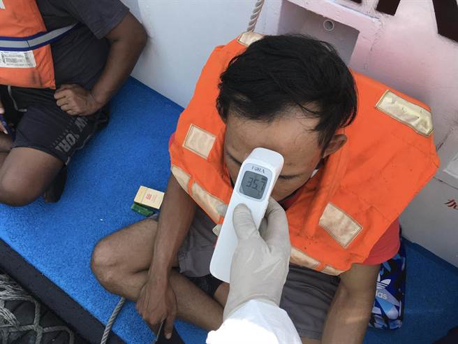 遇难船员上到布袋海巡队巡防艇后先量体温。（布袋海巡队提供∕吕妍庭嘉义传真）