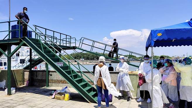 在疾病管制署南区管制中心安排下，10名船员已搭防疫计程车前往高雄市的集中检疫所。（布袋海巡队提供∕吕妍庭嘉义传真）