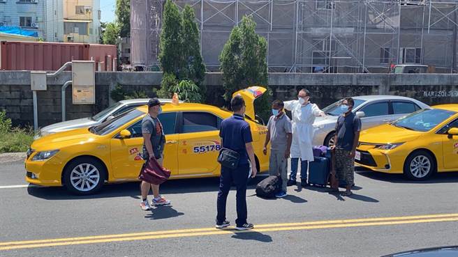 在疾病管制署南区管制中心安排下，10名船员已搭防疫计程车前往高雄市的集中检疫所。（布袋海巡队提供∕吕妍庭嘉义传真）