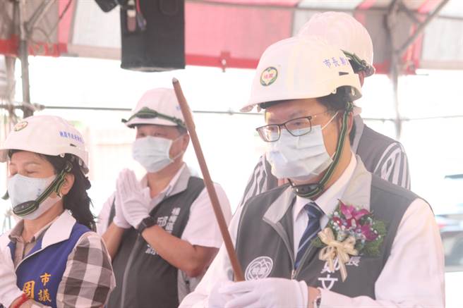 桃园市长郑文灿19日前往杨梅多功能体育园区主持上梁典礼。（萧灵玺摄）