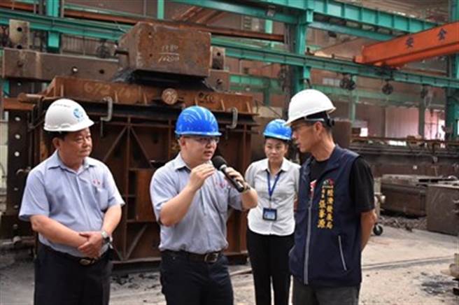 經發局長張峯源108年10年23日訪廠源潤豐鑄造（圖／台中市政府）