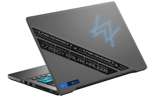 A件设计嵌入Alan Walker元素布织饰带，其中一条採用反光文字；PVD电镀铭牌刻制ROG与AW双logo与Alan Walker签名，极具收藏价值。（ROG提供／黄慧雯台北传真）