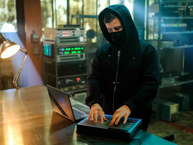 「ROG Remix混音盒」内建18种独家音效，供玩家创作专属音乐，Alan Walker更于发表会上直接用其进行表演。（ROG提供／黄慧雯台北传真）