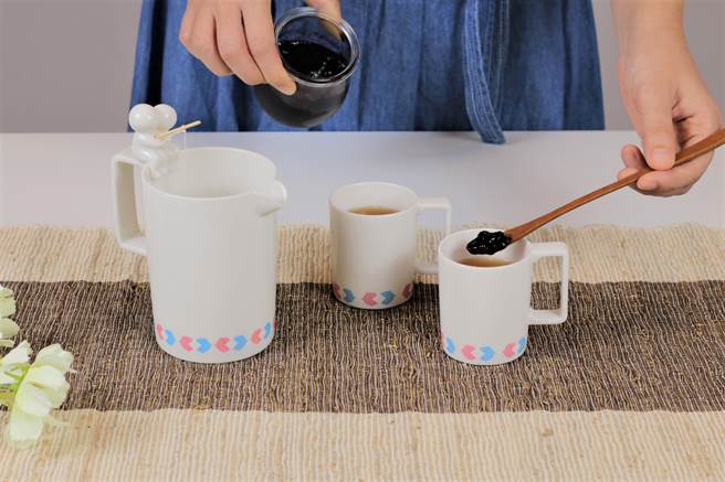 新北市莺歌陶瓷博物馆迎上潮流，结合莺歌烧器皿，推出「我的莺式食尚」三部曲影片，示范最新的创意饮品、冰品和点心的做法和食谱，让民眾不仅吃得美味，也能学习如何摆盘。（蔡雯如摄）