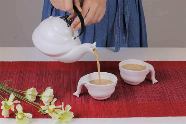 新北市莺歌陶瓷博物馆迎上潮流，结合莺歌烧器皿，推出「我的莺式食尚」三部曲影片，示范最新的创意饮品、冰品和点心的做法和食谱，让民眾不仅吃得美味，也能学习如何摆盘。（蔡雯如摄）