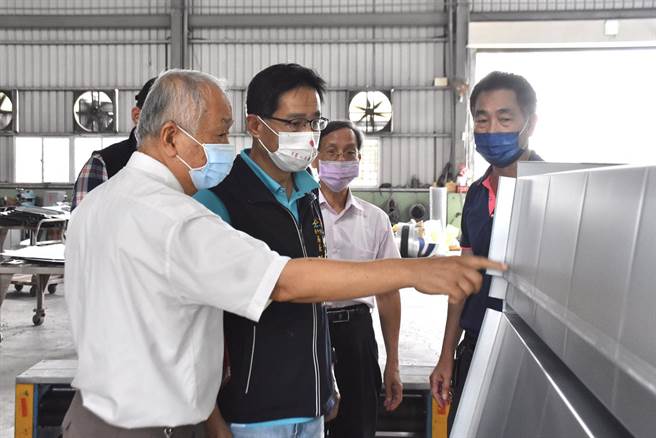 中市府启动特定工厂访厂，积极辅导完成用地合法化。（台中市政府提供）