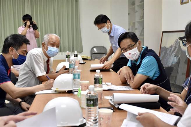 为瞭解特定工厂业者用地变更需求，经济发展局辅导业者朝合法化方向迈进。（台中市政府提供）