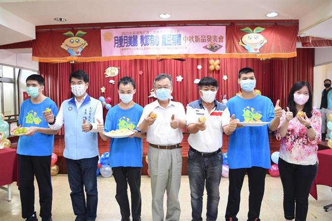 澎湖身障庇护工场「魔豆小舖」应景手作中秋月饼，盼社会爱心踊跃认购。（陈可文摄）
