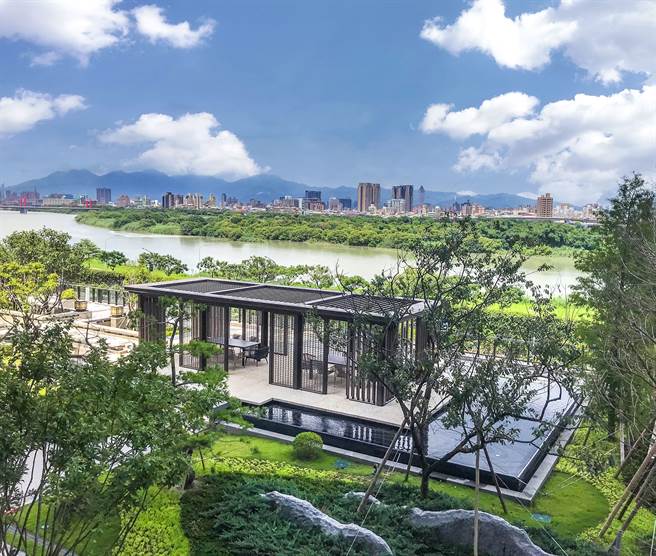 「遠雄百富」以獨特的東方氣息建造中式庭園天地山水意境。(圖/業者提供)