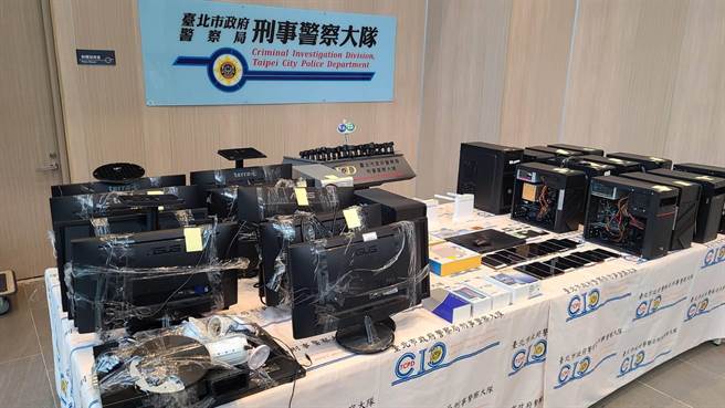 警方衝破廖嫌詐騙機房，查扣電腦、手機等證物。（警方提供）
