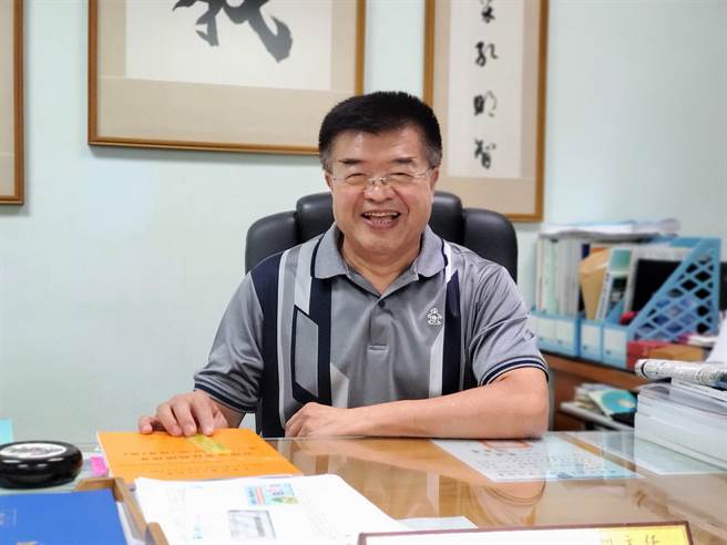 云林县议会议事组主任吴国正是全台县市议会的活字典，连外岛金马也打电话请教他。（周丽兰摄）