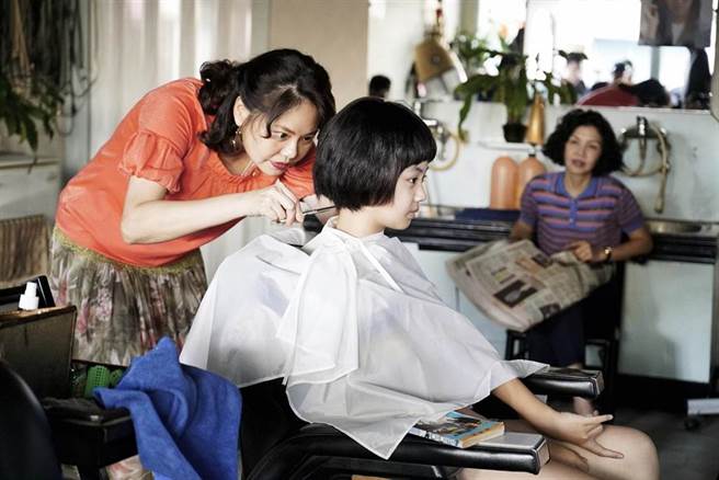 吴以涵在《俗女养成记2》被妈妈带去剪了超短髮。（CATCHPLAY＋、华视提供）