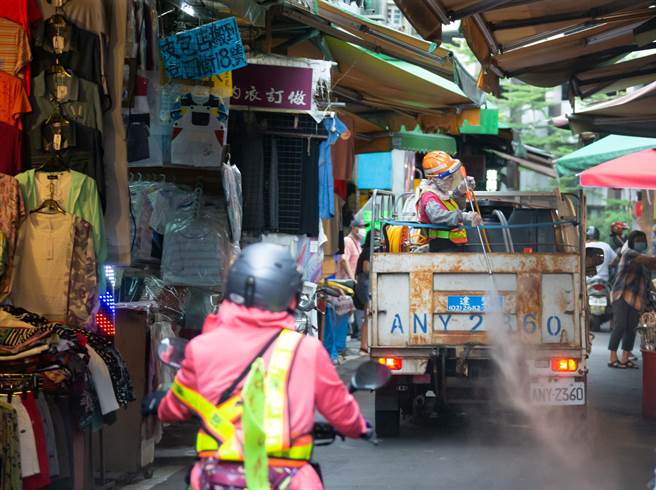 新北市今新增1例。圖為新北市政府不定期派遣消毒車在市場、街道上噴灑消毒水。（資料照，羅永銘攝）