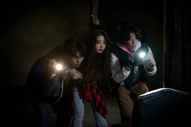 李政衡（左起）、金素慧、洪珍基饰演前往闹鬼禁地拍片的大学生。（采昌提供）