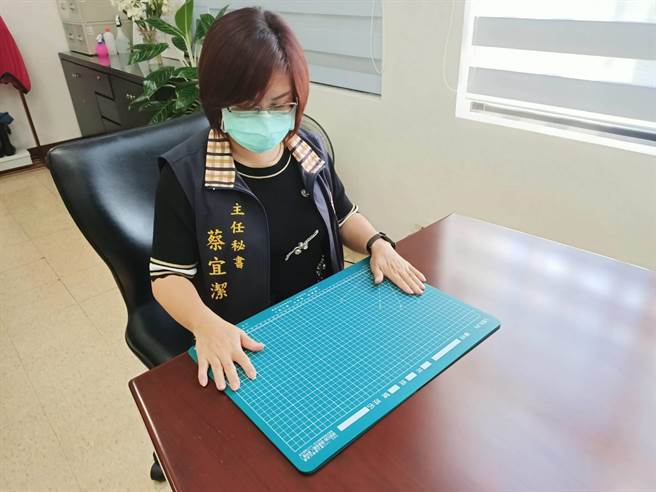 罗东镇公所将主动帮镇上的国中、小学生添购兼具防疫隔板功能的桌垫。 （胡健森摄）