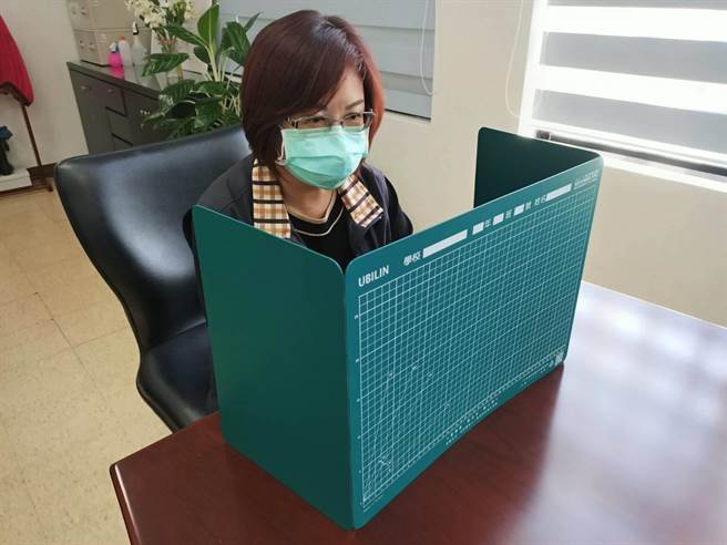 罗东镇公所将主动帮镇上的国中、小学生添购兼具防疫隔板功能的桌垫。 （胡健森摄）