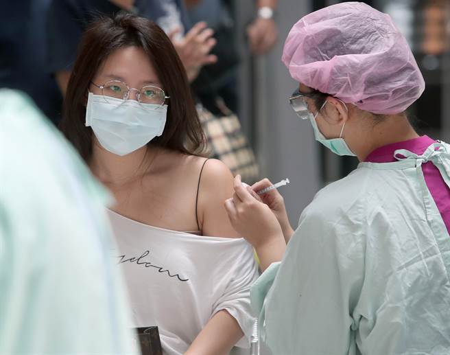 中央流行疫情中心指挥官陈时中昨表示，疾管署已提出12至17岁接种莫德纳申请，但却跳过18至37岁的中青年，令外界相当无奈。（示意图，郑任南摄）